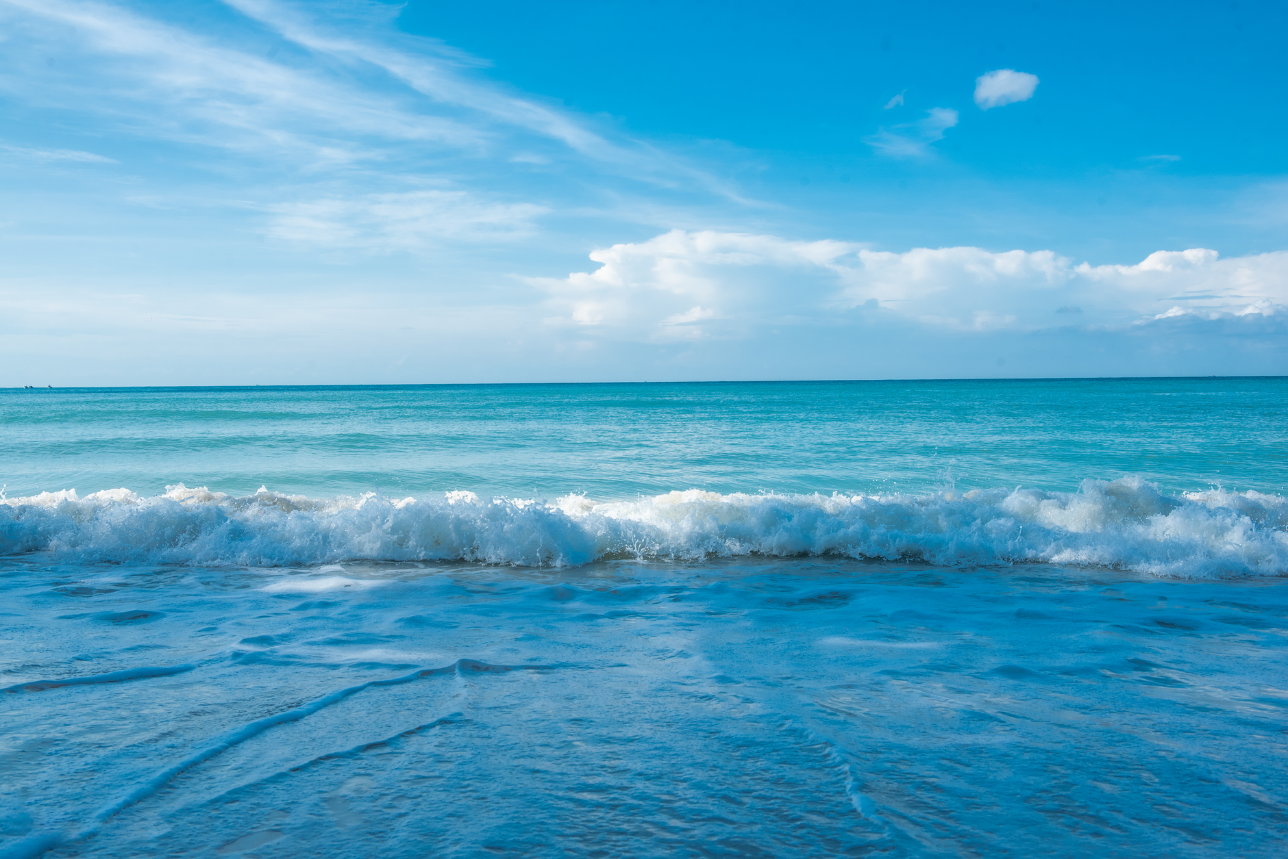 waves crashing on the ocean